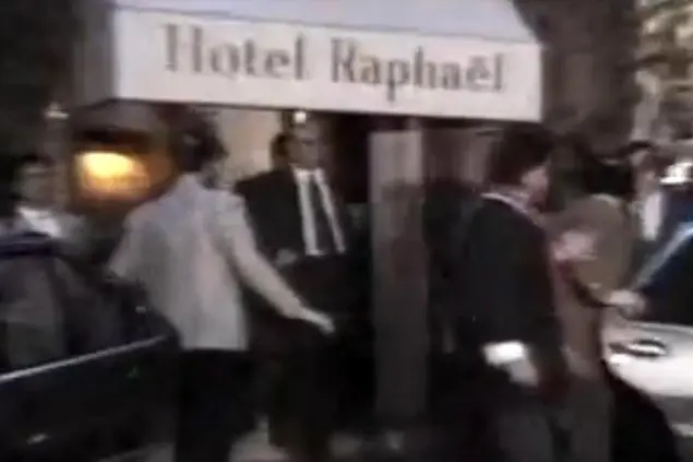 Un fermo immagine del giorno del lancio delle monetine contro Bettino Craxi all'uscita dell'Hotel Raphael avvenuto a Roma il 30 aprile 1993