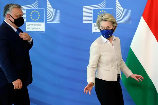 (Il premier ungherese con la presidente della Commissione europea. Foto AP)