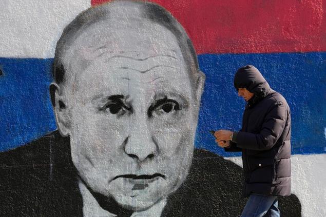 Un graffito con il volto di Vladimir Putin (Copyright 2022 The Associated Press. All rights reserved.)