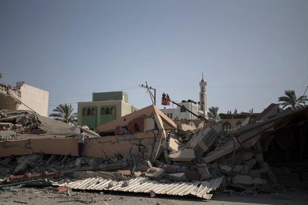 Palazzi danneggiati dall'attacco dell'aviazione israeliana\\u00A0sulla Striscia di Gaza\\u00A0(AP Photo/Khalil Hamra)