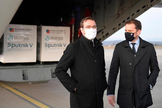 (Il ministro della Salute con Igor Matovic allo sbarco in aeroporto di Sputnik. Foto LaPresse)