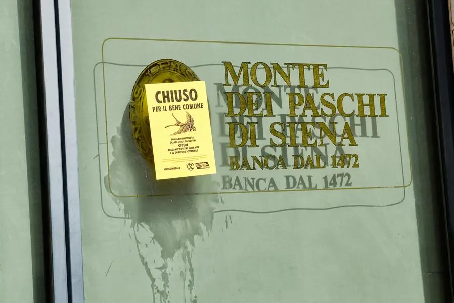 Una filiale del Monte dei Paschi di Siena chiusa per l'emergenza coronavirus.