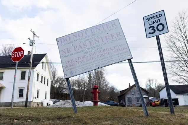 La Haskell Free Library è una biblioteca costruita a cavallo del confine tra Canada e Usa a Derby Line, in Vermont (Foto EPA)