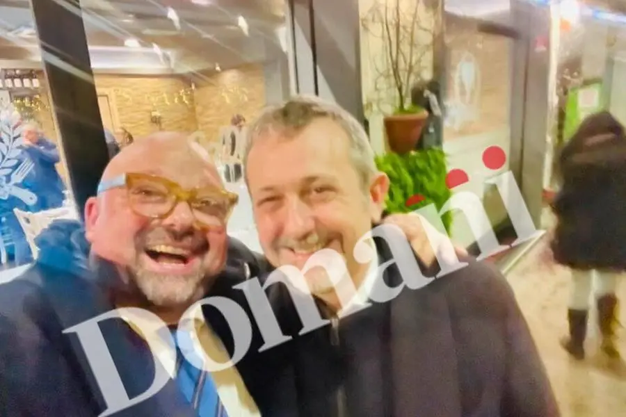 L'immagine scattata a fine gennaio 2026 al ristorante Bisteccheria d'Italia del prestanome del clan, dal quale Delmastro era formalmente uscito alcuni mesi prima vendendo le sue quote personali. Insieme a lui Raffaele Tuttolomondo, sindacalista della polizia penitenziaria