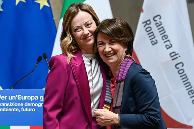 La presidente del Consiglio, Giorgia Meloni, con la ministra per la Famiglia, Eugenia Roccella