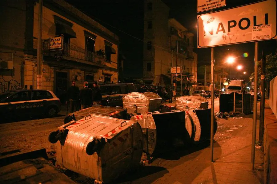 ©LaPresse 23/05/2008 Napoli,Italia Cronaca Chiaiano, la protesta pacifica dei manifestanti che si opponevano alla creazione della discarica in una cava del posto viene caricata dalle forze dell'ordine arrivate in zona all'improvviso dopo che le dichiarazioni di bertolaso e de gennaro avevano lasciato molti dubbi Nella Foto:la manifestazione