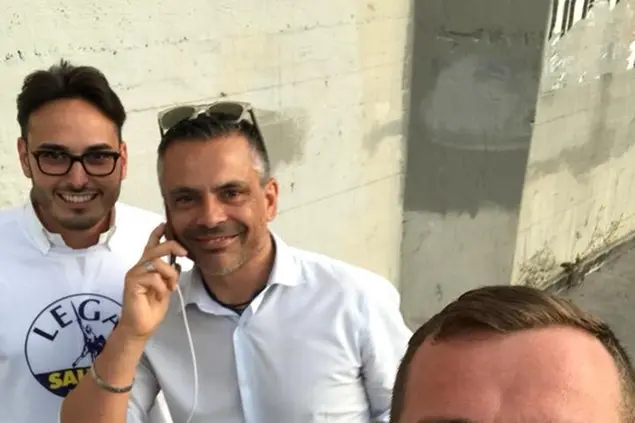 La foto di Di Marcantonio con la felpa della Lega e il responsabile del partito a\\u00A0Latina, che si è dimesso il giorno prima degli arresti contro il clan