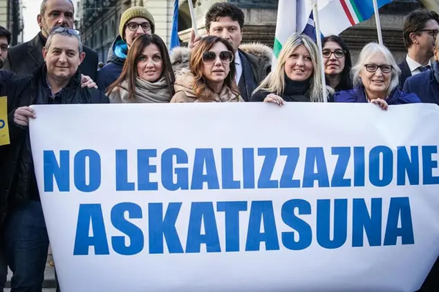Presidio \\\"No legalizzazione Askatasuna\\\" organizzato da Fratelli d'Italia, Lega e Forza Italia davanti al Comune di Torino