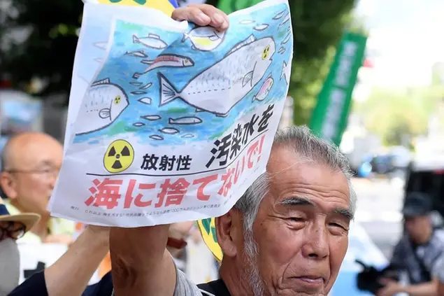 \\\"Non gettate quell'acqua nel mare!\\\", recita il cartello di uno dei manifestanti. Foto AP