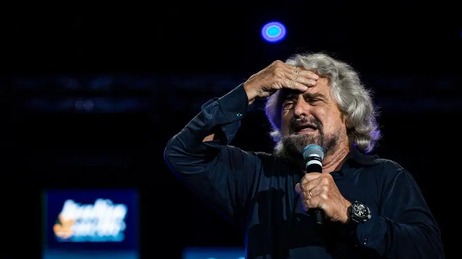 Beppe Grillo indagato, i contratti con Onorato di Moby e le richieste