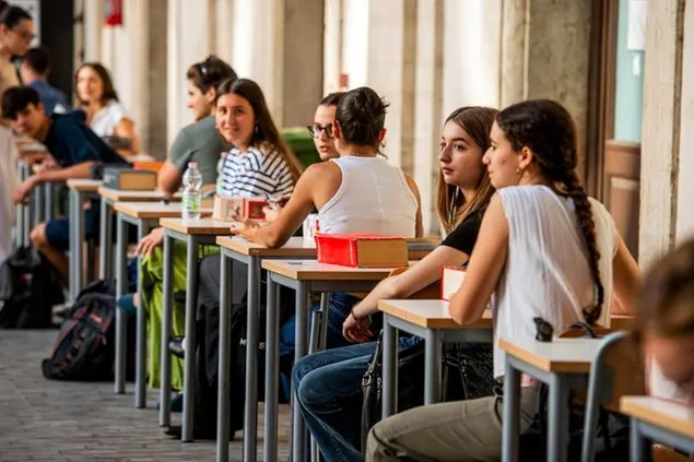 Gli studenti del liceo Giulio Cesare di Roma nel giorno della prima prova scritta dell'esame di maturità