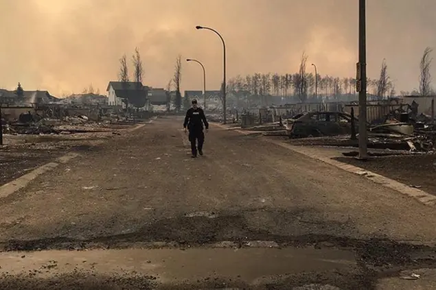 L'incendio a Fort McMurray (foto EPA)