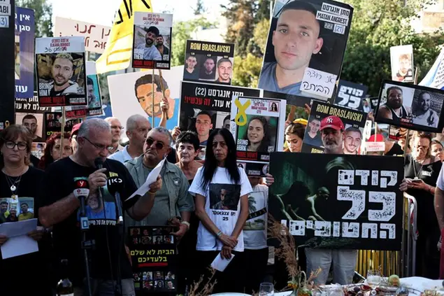 Le famiglie degli ostaggi