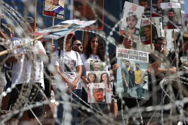 Una manifestazione delle famiglie degli ostaggi israeliani in mano ad Hamas (Epa)