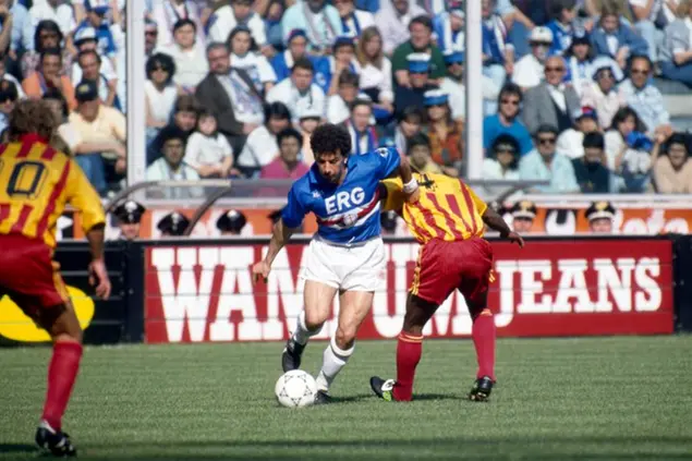 Gianluca Vialli in azione durante una partita contro il Lecce nel 1991 (LaPresse)
