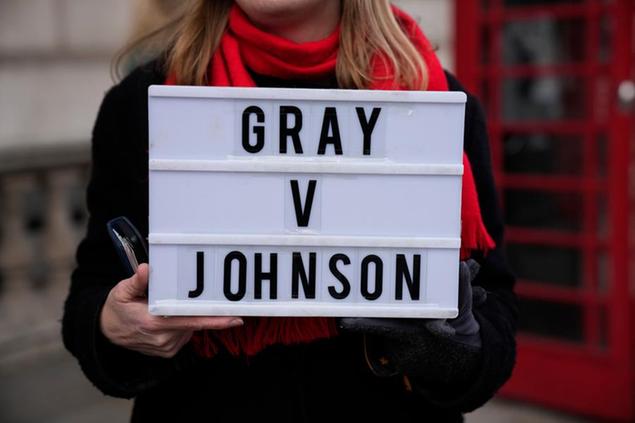 (Una manifestante protesta contro la leadership di Johnson evocando il rapporto Gray.\\u00A0Foto AP)