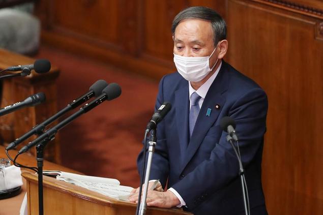 Il nuovo presidente del consiglio\\u00A0giapponese Yoshihide Suga nel suo primo discorso al parlamento giapponese (AP Photo/Koji Sasahara)