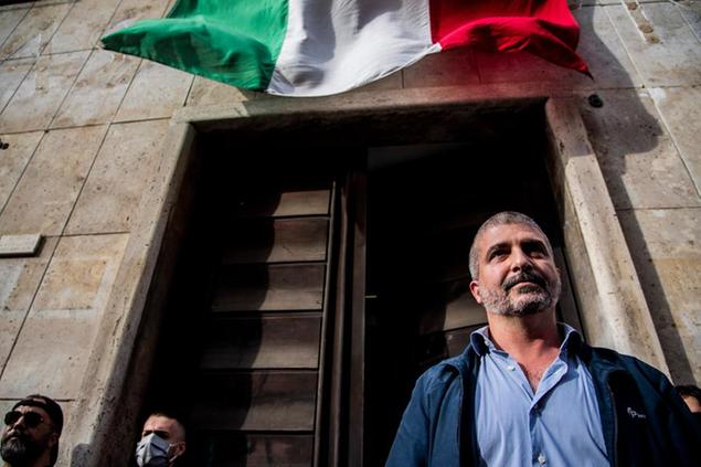 04/06/2020 Roma, presidio dei militanti di CasaPound sotto la sede dopo la notifica di sequestro. Nella foto Simone Di Stefano, vice presidente di CasaPound dichiara alla stampa