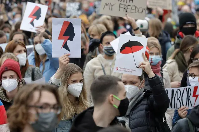 (Proteste per l'aborto a Varsavia. Foto LaPresse)