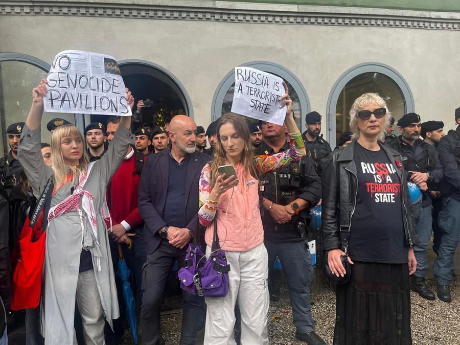 Russia e Israele alla Biennale di Venezia: si può distinguere l’arte dalla politica? Il parere dei lettori
