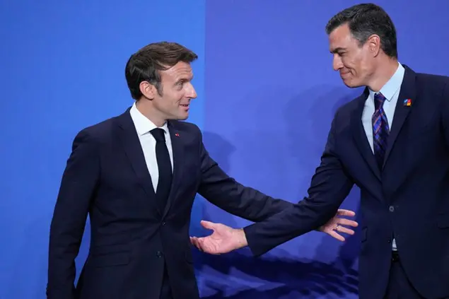 Spanish Prime Minister Pedro Sanchez, right, talks to French President Emmanuel Macron\\u00A0(AP Photo/Bernat Armangue)