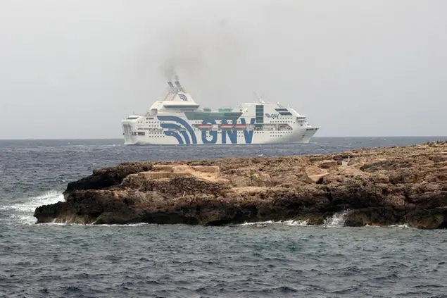 Migranti, la nave quarantena GNV Rhapsody a Lampedusa (Ap)