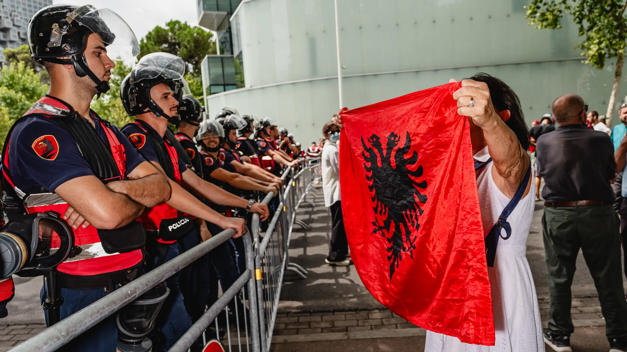 Manifestanti a Tirana protestano contro i progetti di sviluppo e la gestione del potere, immagine di approfondimento