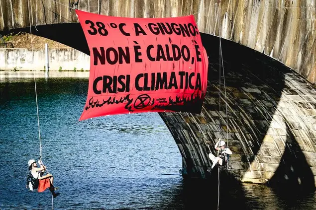 Blitz nel pomeriggio a Torino da parte di alcuni attivisti del movimento ambientalista Extinction Rebellion