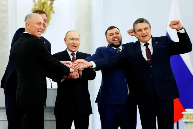 From left, Moscow-appointed head of Kherson Region Vladimir Saldo, Moscow-appointed head of Zaporizhzhia region Yevgeny Balitsky, Russian President Vladimir Putin, Denis Pushilin, leader of self-proclaimed of the Donetsk People's Republic and Leonid Pasechnik, leader of self-proclaimed Luhansk People's Republic pose for a photo during a ceremony to sign the treaties for four regions of Ukraine to join Russia, at the Kremlin in Moscow, Friday, Sept. 30, 2022. The signing of the treaties making the four regions part of Russia follows the completion of the Kremlin-orchestrated \\\"referendums.\\\" (Dmitry Astakhov, Sputnik, Government Pool Photo via AP)