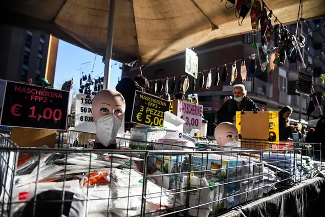 Un banco tipo al mercato di Porta Portese a Roma