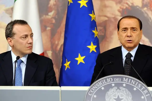Elio Vito in una foto del 2009, quando ricopriva il ruolo di ministro per i Rapporti con il Parlamento, accanto a Silvio Berlusconi, allora presidente del Consiglio