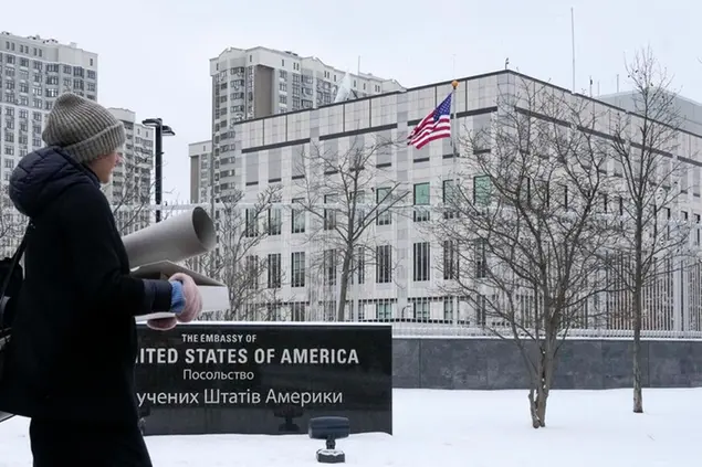 (L’amministrazione degli Stati Uniti, come quella britannica, ha fatto evacuare le famiglie dei diplomatici di stanza all’ambasciata di Kiev.\\u00A0Foto AP)
