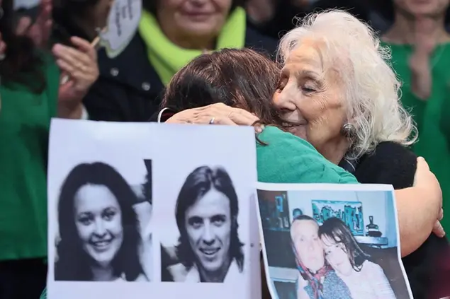 Estela Carlotto abbraccia Adraiana Melz, sorella del 140esimo nipote durante la conferenza stampa a Buenos Aires