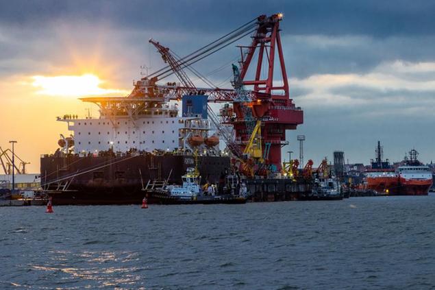 Tugboats get into position on the Russian pipe-laying vessel \\\"Fortuna\\\" in the port of Wismar, Germany, Thursday, Jan 14, 2021. The special vessel is being used for construction work on the German-Russian Nord Stream 2 gas pipeline in the Baltic Sea. ( Jens Buettner/dpa via AP)