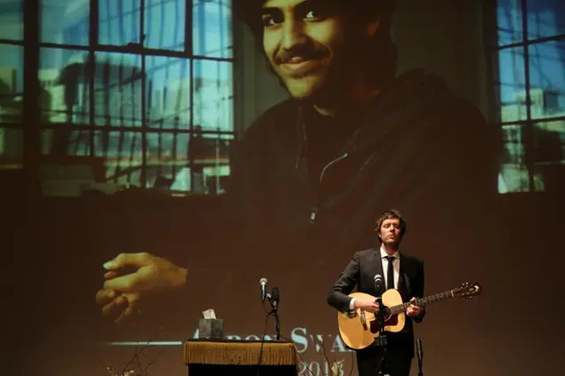 (Damien Kulash, della band\\u00A0OK Go, suona durante la commemorazione funebre di\\u00A0Aaron Swartz, il 19 gennaio 2013,\\u00A0a New York. Foto AP)