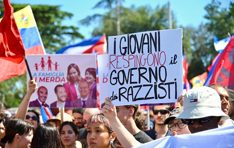 Un gruppo di persone di origine straniera si riunisce in un'assemblea per discutere i diritti e l'integrazione