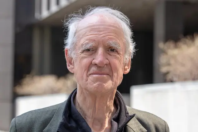 Il 5 novembre Charles Taylor,\\u00A0filosofo canadese, autore di studi fondamentali sulla civiltà moderna, compie 90 anni (foto Lëa-Kim Châteauneuf)