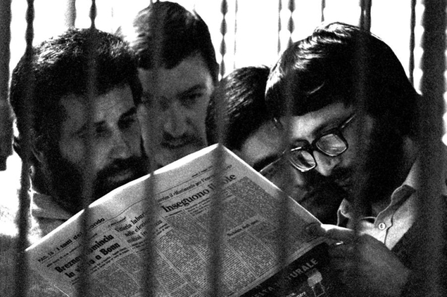 \\u00A9Claudio Papi/LaPresse 04-05-1978 Torino Archivio Storico Politica - Varie Nella Foto: Da sx Renato Curcio , Mario Moretti e Alberto Franceschini leggono il giornale durante un processo