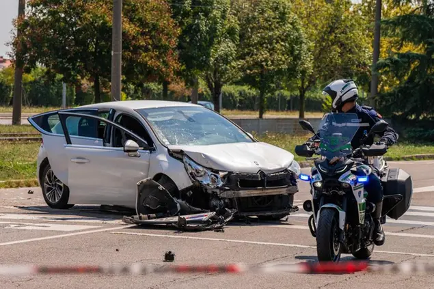 L'auto con cui i ragazzini hanno investito una donna nel quartiere Gratosoglio a Milano (Ansa)