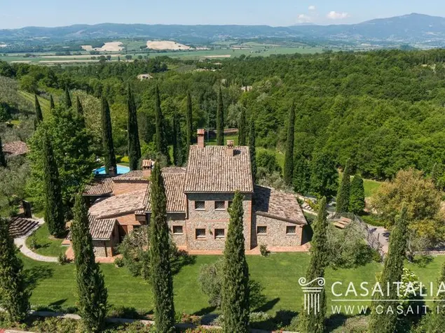 «Il casale di Sind? Del Deo titolare occulto». Il giallo dell’affitto della holding londinese