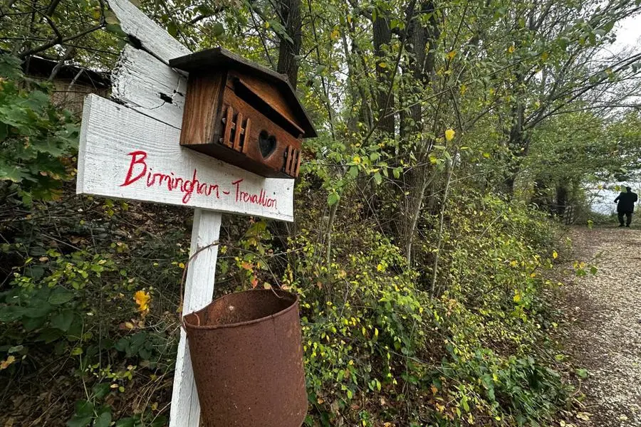 L'ingresso della \\\"casa nel bosco\\\" a Palmoli dove Nathan Trevallion, fino a pochi giorni fa, viveva con Catherine Birmingham e i loro tre bambini, ricollocati insieme alla madre in una casa famiglia (FOTO ANSA)