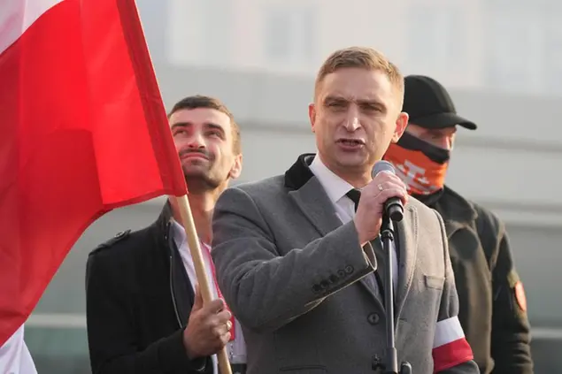 (Robert Bakiewicz è un estremista di destra attualmente candidato nelle liste del Pis, il partito ultraconservatore al governo in Polonia. Foto AP)