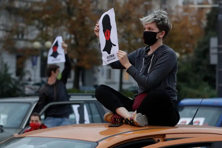 (Proteste in Polonia contro la sentenza della Corte costituzionale. Foto LaPresse)
