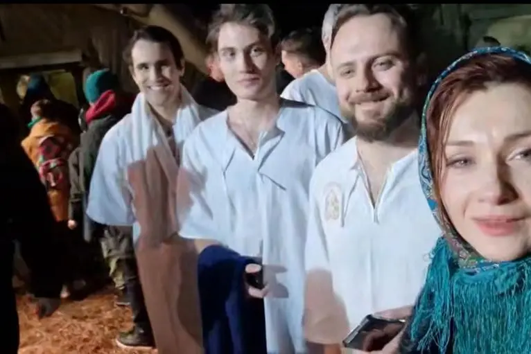 Pietro Stramezzi, secondo da sinistra, durante il suo battesimo ortodosso (foto Telegram)