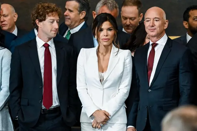 Il Ceo di Meta Mark Zuckerberg, la giornalista Lauren Sanchez e il marito Ceo di Amazon Jeff Bezos all'inaugurazione della presidenza di Donald Trump