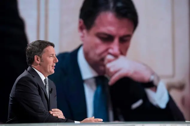 Matteo Renzi e sullo sfondo il presidente del Consiglio Giuseppe Conte (LaPresse)