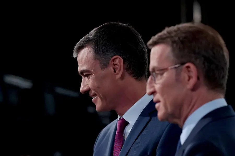 (Il premier socialista spagnolo e il suo principale sfidante, il popolare\\u00A0Alberto Nuñez Feijóo. Foto AP)