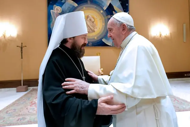 Nella foto: papa Francesco e Hilarion Alfeyev (AP Images)