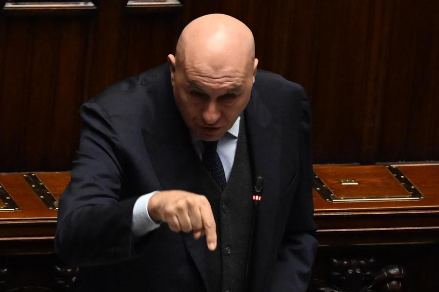 Dubai, Mantovano: «Crosetto in viaggio? I servizi non controllano i politici»