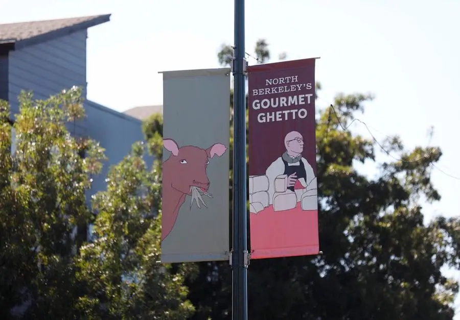 Le insegne con la scritta \\\"Gourmet Ghetto\\\" sono appese lungo Shattuck Avenue vicino a Cedar Street a North Berkeley, in California
